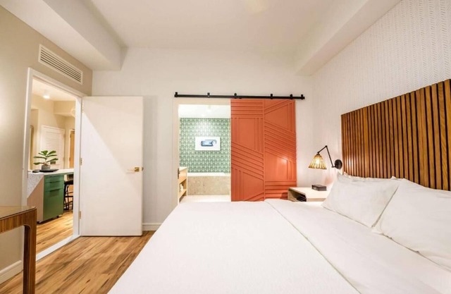 Theme Park Paradise: Pet-friendly Accommodation with Free Breakfast and Shuttle!