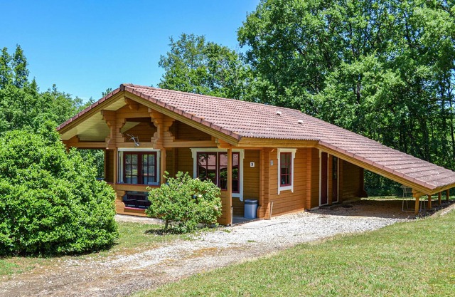 These tastefully decorated chalets are located in a very well-kept vacation village in a hilly and w