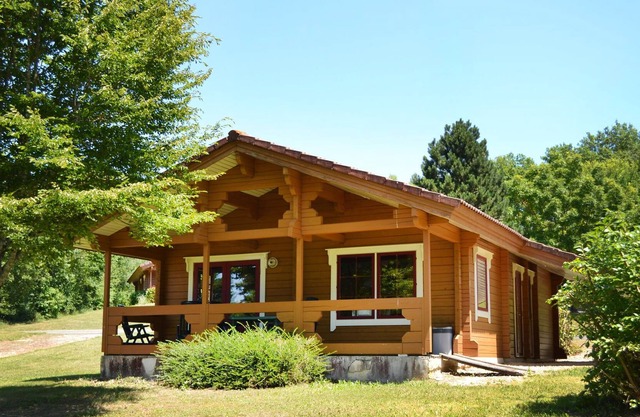 These tastefully decorated chalets are located in a very well-kept vacation village in a hilly and w