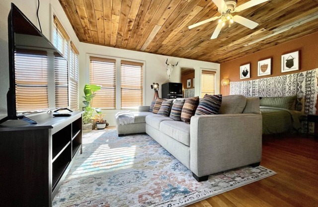 TheStudio@MonticelloPark-CowboyPool+Hottub+KingBed
