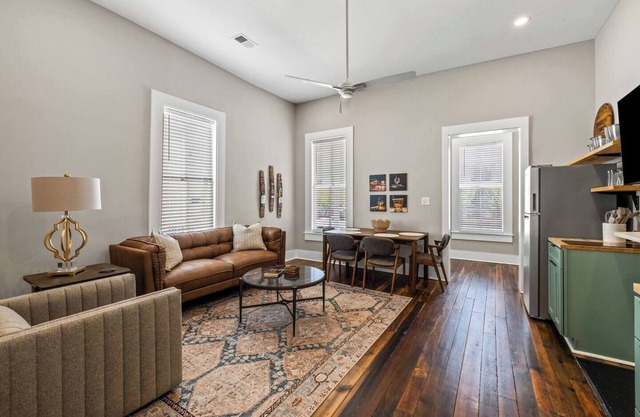 This apartment is a 2 bedroom(s), 1 bathrooms, located in Frankfort, KY.