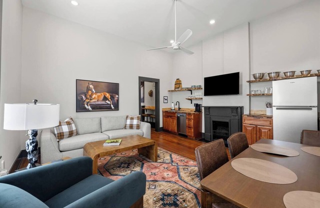 This apartment is a 2 bedroom(s), 1 bathrooms, located in Frankfort, KY.