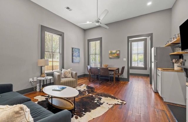 This apartment is a 2 bedroom(s), 1 bathrooms, located in Frankfort, KY.
