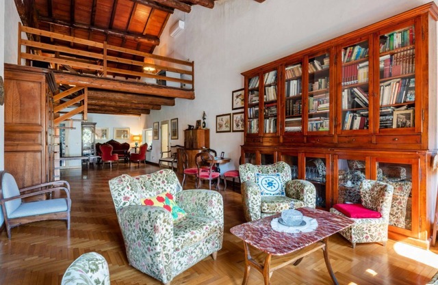 This apartment is located on the top floor of a country villaCharacterized by large spaces including an inviting very bright living room thanks to large windows, a kitchen and a large bedroom accessible via a spiral staircaseAmong the common areas a beau