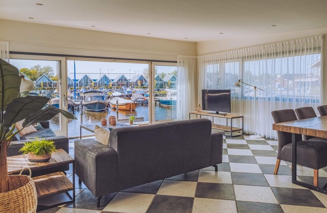 This atmospherically furnished houseboat is located on the Uitgeestermeer.