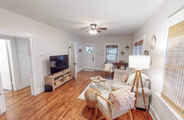 This bungalow is a 2 bedroom(s), 1 bathrooms, located in Wichita, KS.