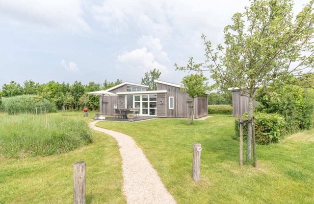 This chalet is situated on the edge of the park (with a view of a lake) and is equipped with all ame