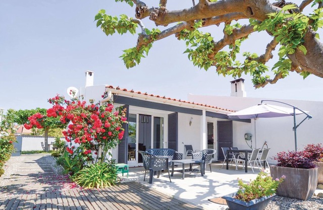 This charming house half is located only 50 m from the fine sandy beach Marana.