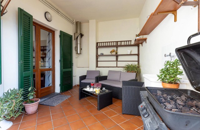 This colourful and comfortable holiday apartment welcomes you to the heart of Altopascio.