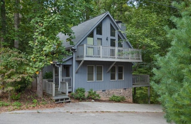 This country cottage located near the Great Smoky National Park