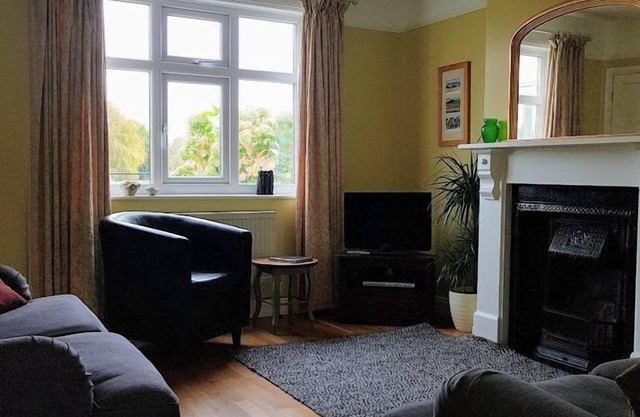 This delightful semi-detached cottage is close to walks, bird watching & minutes from the beach.