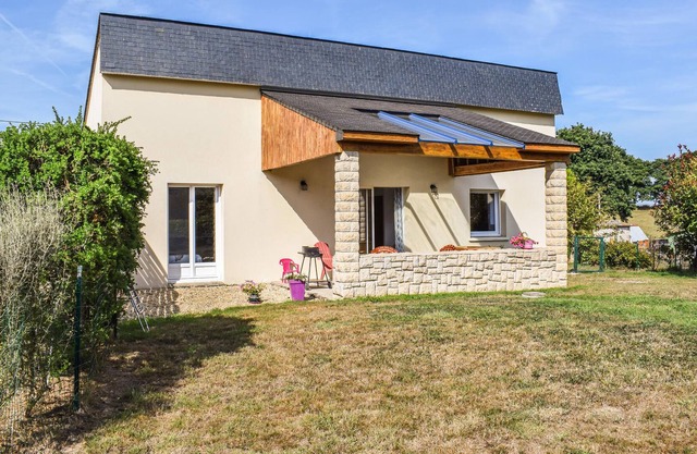 This functional and bright vacation home welcomes you to Brittany!