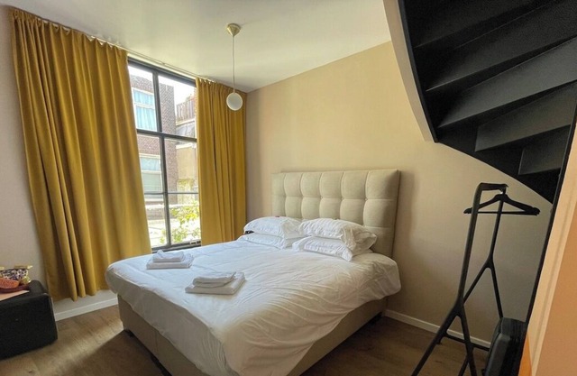 This hotel is a 1 bedroom(s), 1 bathrooms, located in Delft, Zuid-Holland.