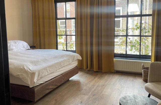 This hotel is a 1 bedroom(s), 1 bathrooms, located in Delft, Zuid-Holland.
