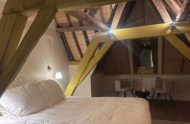 This hotel is a 1 bedroom(s), 1 bathrooms, located in Delft, Zuid-Holland.