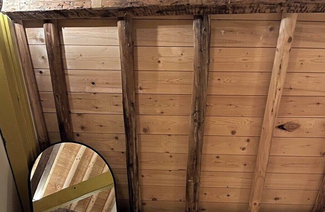 This hotel is a 1 bedroom(s), 1 bathrooms, located in Delft, Zuid-Holland.