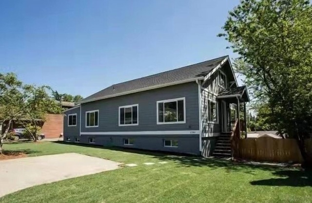 This house is a 10 bedroom(s), 4 bathrooms, located in Seattle, WA.