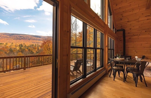 This house is a 3 bedroom(s), 3 bathrooms, located in Sunderland, VT.