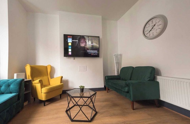 This house is a 5 bedroom(s), 2 bathrooms, located in Belfast, Northern Ireland.