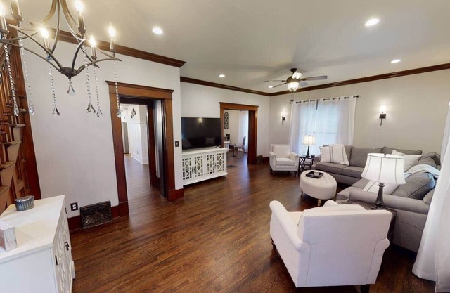 This house is a 6 bedroom(s), 3.5 bathrooms, located in Wichita, KS.