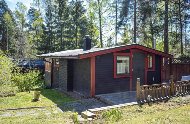 This house offers you a large plot with plenty of space to stay and only 350m from the swimming lake