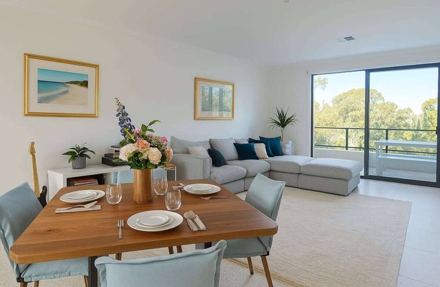 This modern and well-appointed home offers a comfortable stay in a quiet residential pocket, perfectly located just minutes from the city and Perth’s stunning beaches