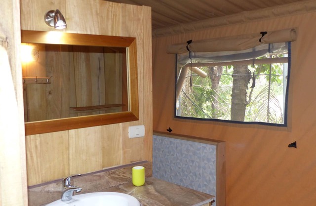 This natural lodge is a 6-minute walk from the beach. Situated in Sámara Costa R
