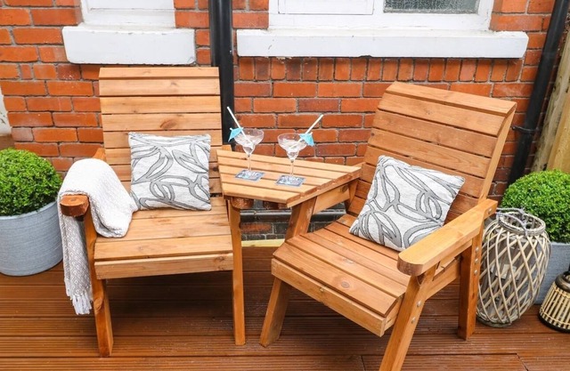 This serviced apartment is a 1 bedroom(s), 1 bathrooms, located in West Yorkshire, England.