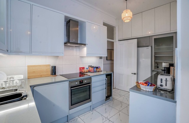 This spacious 4-bedroom, 2-bathroom apartment accommodates up to 12 guests, making it perfect for large families or groups. Located in Westminster’s Evelyn Mansions with lift access, it’s just a short walk from Victoria Station and Buckingham Palace.