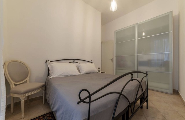This spacious 55sqm apartment with four bedrooms is able to accommodate up to 8 people. Located on the first floor (with elevator not suitable for disabled) of a restored period building, the apartment overlooks the private park of Villa Albani, one of t
