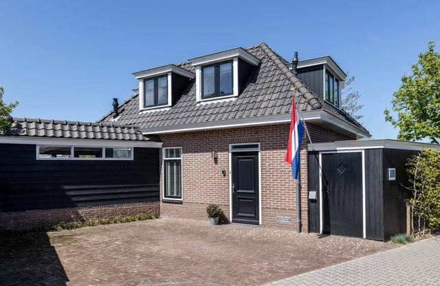 This stunning holiday home lets you enjoy everything that Egmond aan den Hoef has to offer: sea, beach, forest, dunes and the picturesque surrounding villages & towns.