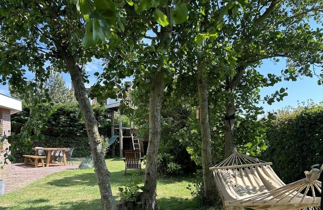 This stunning holiday home lets you enjoy everything that Egmond aan den Hoef has to offer: sea, beach, forest, dunes and the picturesque surrounding villages & towns.