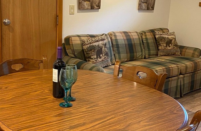 Three Bears, Immaculate 2 Bed/2.5 bath suite, Heat/AC & Washer/dryer
