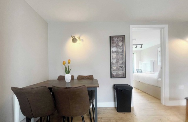 Three bedroom apartment in Gloucester road north