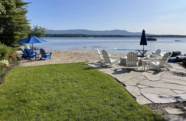 Three Bedroom Cottage w/ 80' of Sandy beach waterfront on Lake Winniepsauke