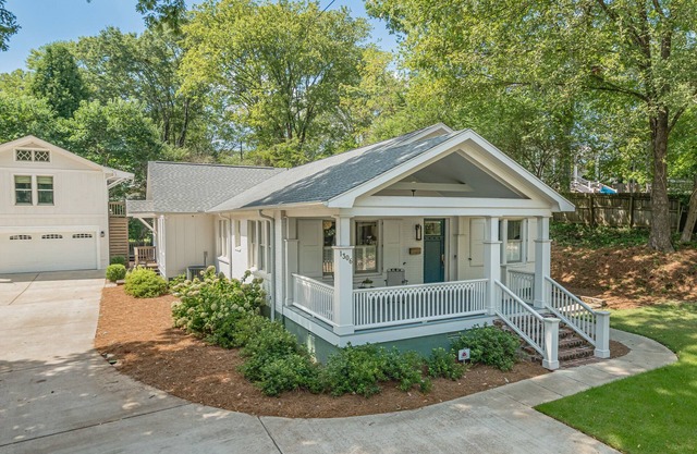 Three Bedroom House Downtown on South Lamar Walk to the Square and Campus
