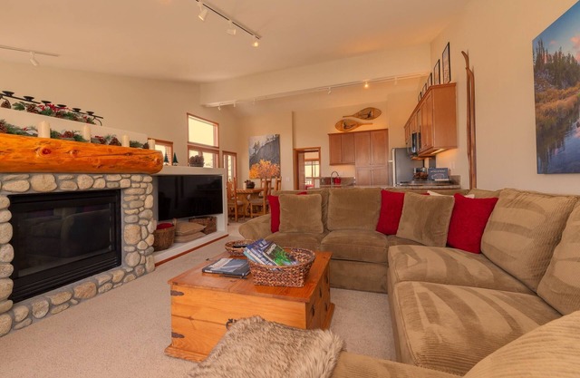 Three Bedroom Snowcreek V Condo with Spectacular View of Mammoth Mountain!