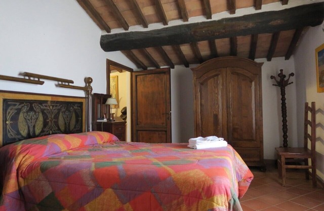 Three-room apartment in the Tuscan countryside with swimming pool