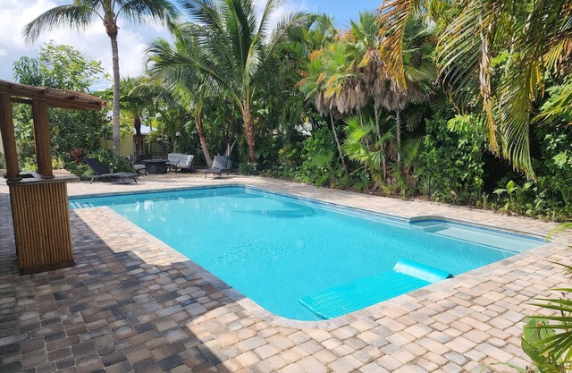 Thumb Point Oasis w/Heated Pool- walk to beach!