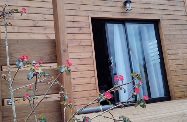 Ti Kaz'Olivine, fully-equipped chalet with Jacuzzi. Sea and mountain view. 45m2.