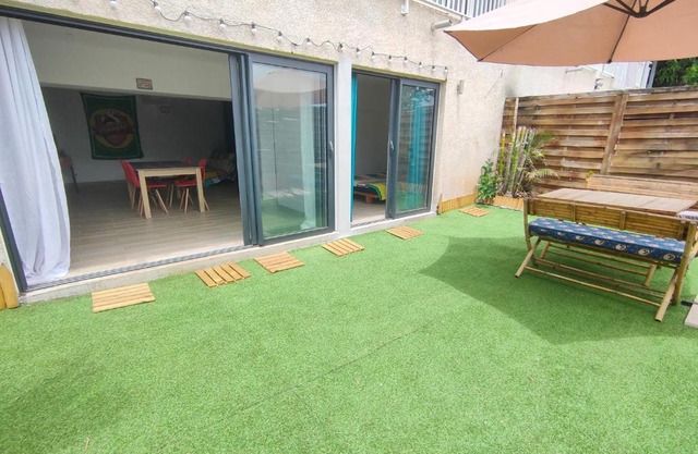 Ti Kaz Sourire . Logement tout équipé avec jardin