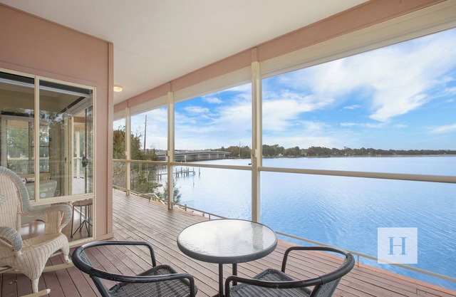 Tide view - A waterfront retreat with a BBQ, Kayak's and local restaurants!