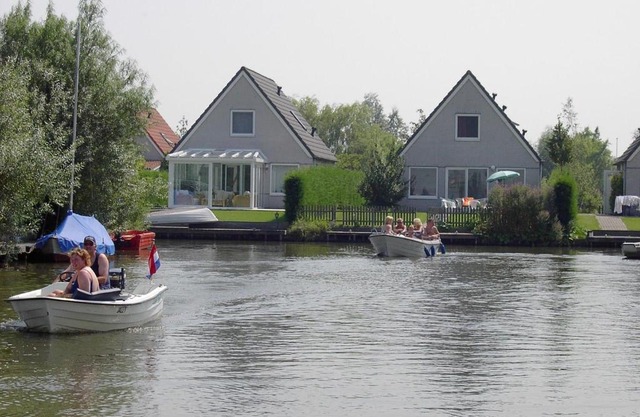 Tidy bungalow with dishwasher, close to the water