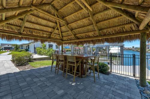 Tiki Hut Hideaway - Cozy Poolside Escape, Walk to Beach
