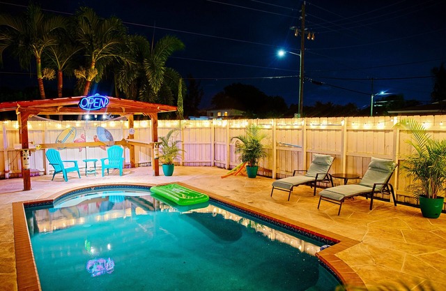 Tiki Hut/Pool 4 BR Coastal Cottage- Dream Vacation (New!)