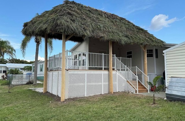 Tiki Hut waterfront house with dock in charming Punta Gorda