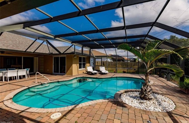Tiki Paradise House & pool - 10 min to Beach!