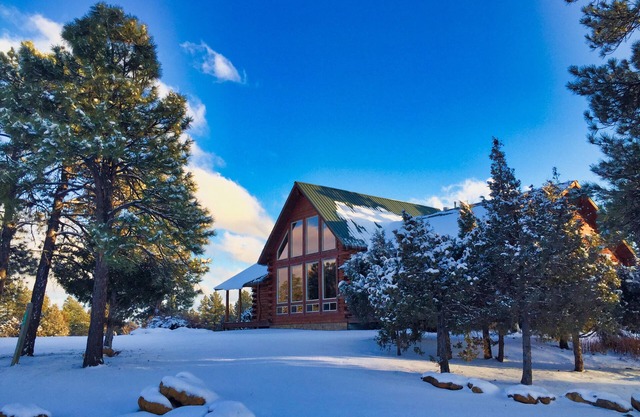 Timber Lodge: Family Log Hm w/Amazing Views, 3 Acres Near Town, A/C, Hot Tub