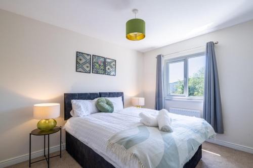 Timeless Charm, Historic 3-Bedroom Getaway near Monmouth Castle, Sleeps 5, Parking, WiFi