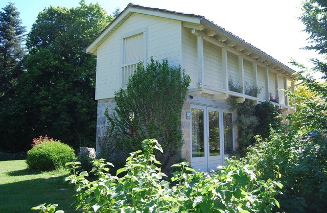 Tiny and very comfortable traditionnal Cottage for 2-3 people; garden and pool